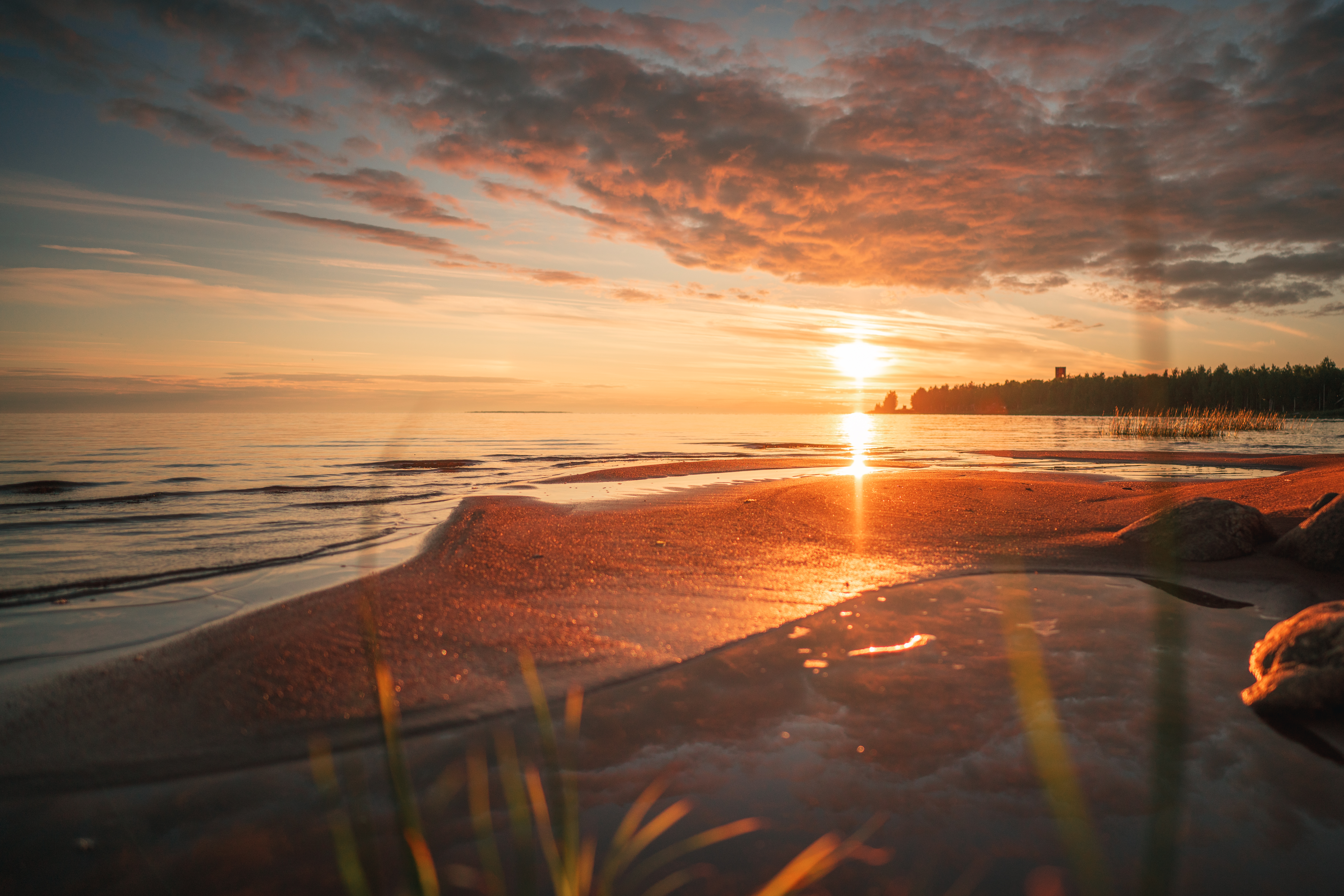 Auringonlasku merellä
